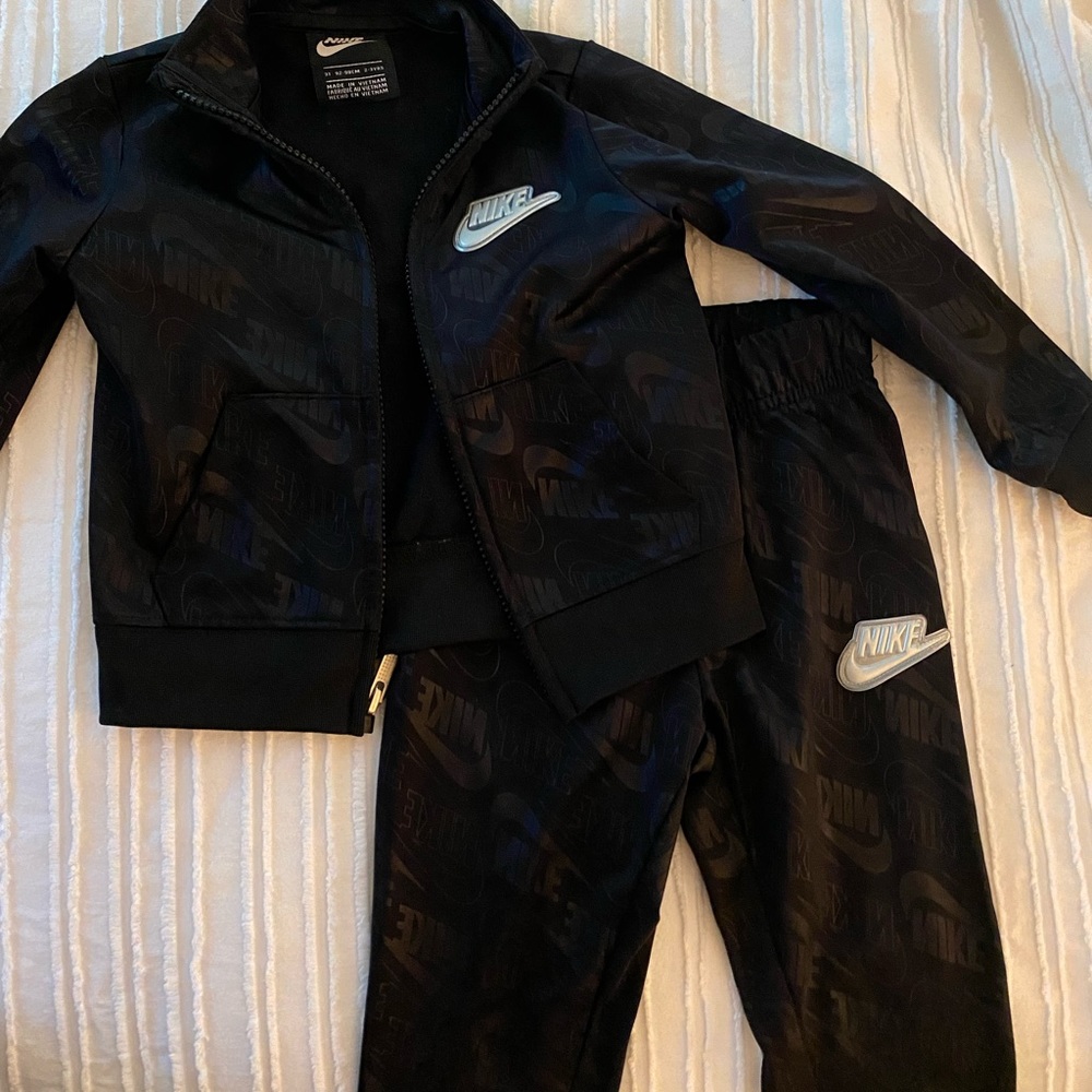 NIKE toddler tracksuit, EUC washed and worn once. Size 3T